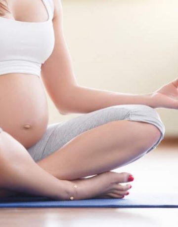 schwangere frau die yoga macht