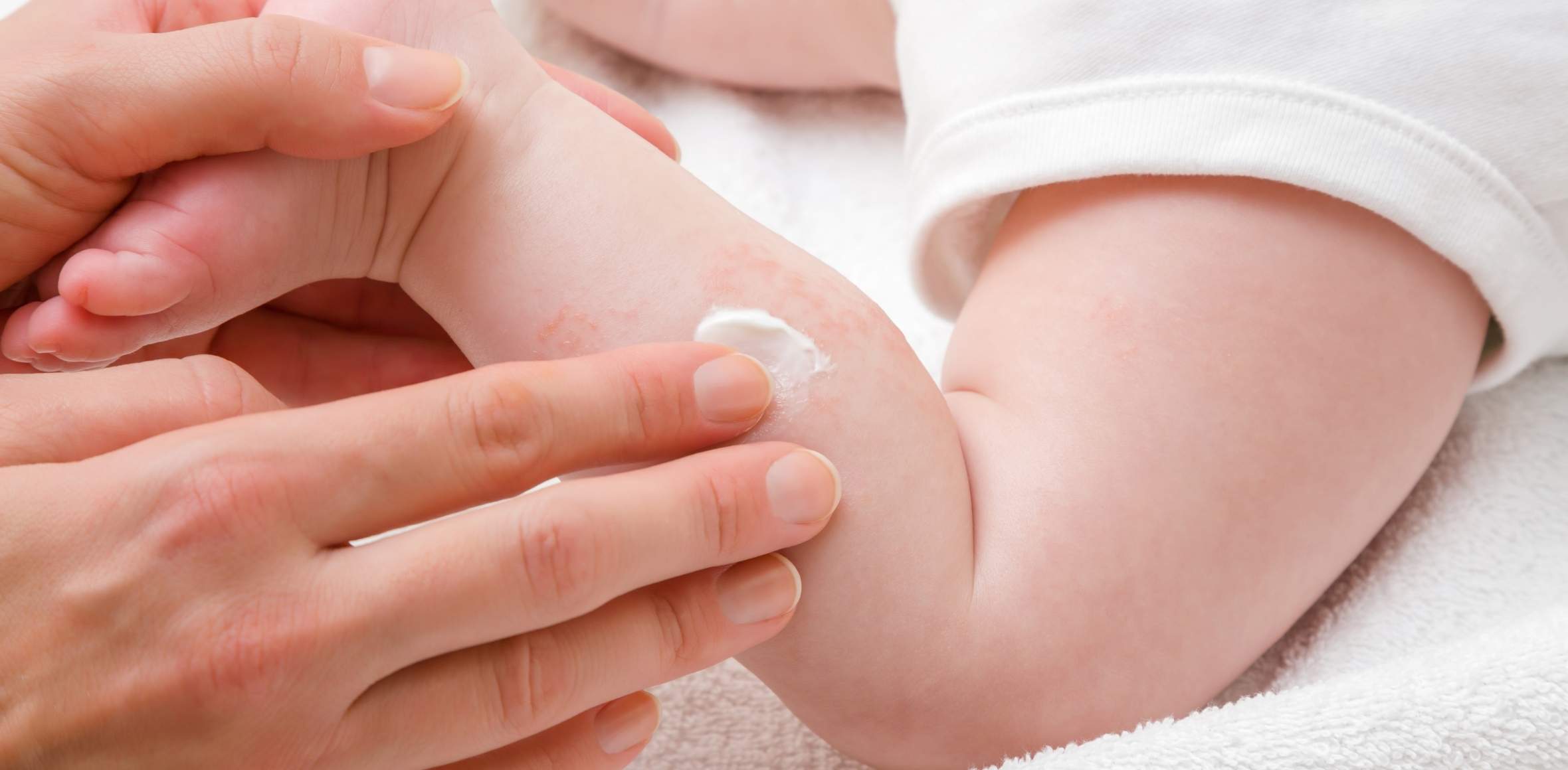 Die Haut deines Babys richtig pflegen - Eincremen nach dem Baden