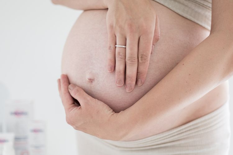 Schwangerer Bauch mit Händen