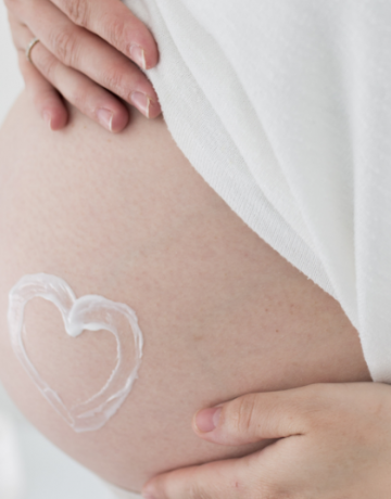 Sechster Schwangerschaftsmonat Babybauch mit Herz
