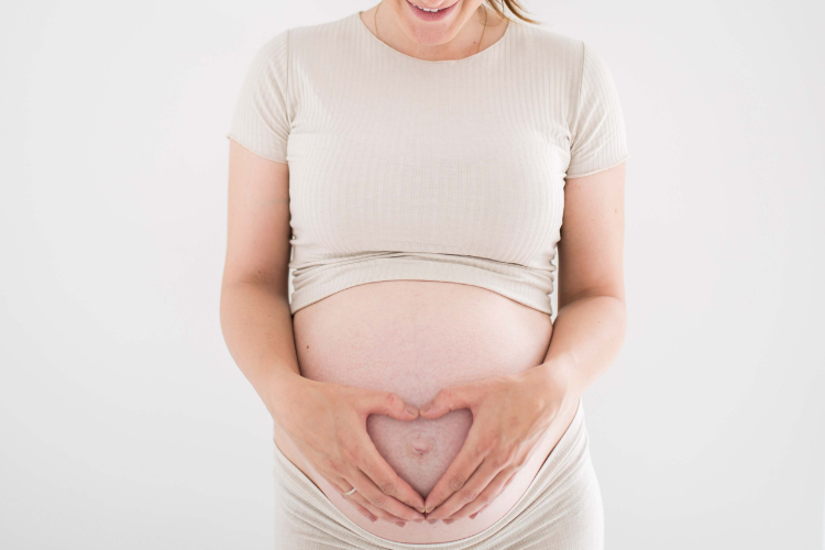 Frau im siebten Schwangerschaftsmonat