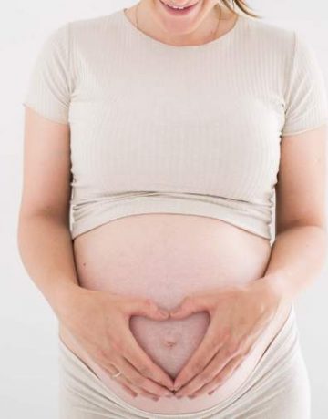 Frau im siebten Schwangerschaftsmonat