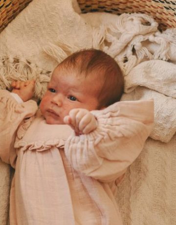 Baby mit Pickel im Gesicht