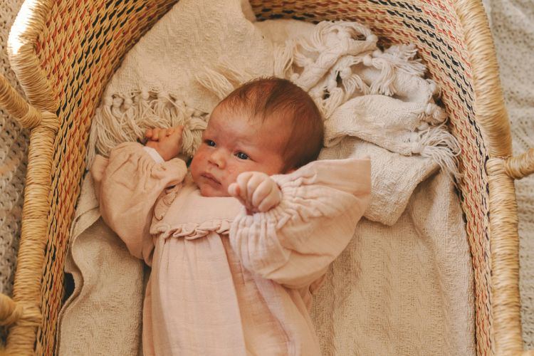 Baby mit Pickel im Gesicht